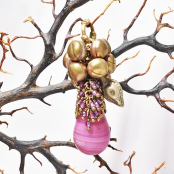 チェリーピンクマーブルウエディングビーズとたわわな鈴＆ガーネット、アフガンパーツのペンダントトップ