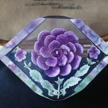 ヴィンテージ　とても美しいスミレ色のお花のルーサイト製ブローチ