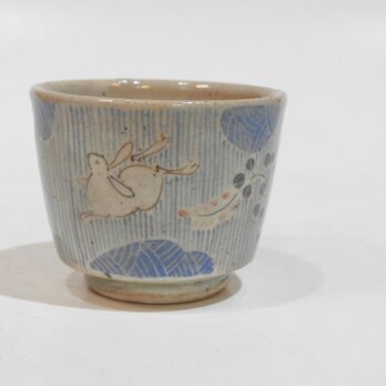 染付うさぎ萩文様ぐい吞（伊比井万貴）