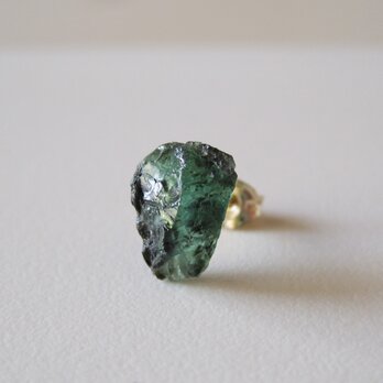 エメラルドの結晶原石ピアス 14kgf 片耳