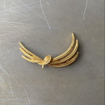 Vintage 80s USA Monet gold tone classical design brooch