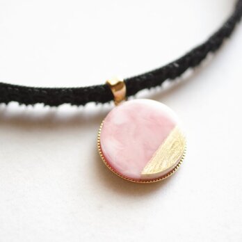 【受注製作】レジンアート　ラウンドモチーフとタティングレースとベルベットリボンのチョーカー〈花ついばむ鳥〉