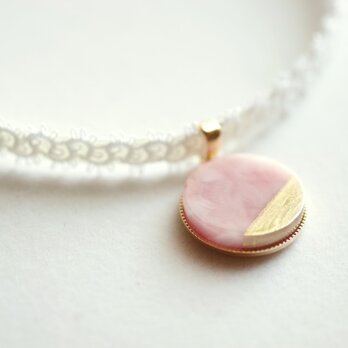 【受注製作】レジンアート　ラウンドモチーフとタティングレースとサテンリボンのチョーカー〈花ついばむ鳥〉