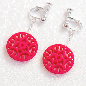 ― めぐり、つながる、和の美しさ ― 唐草模様イヤリング【赤】【金具の変更無料】