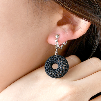 ふんわり、知性を纏う。ワイヤーメッシュ ドーナツ イヤリング【黒】【金具の変更無料】