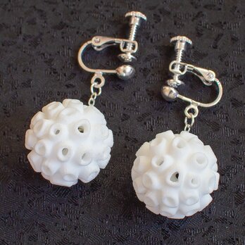 潮風がそっとささやく、珊瑚のしずくイヤリング【凸凹サンゴ（ 珊瑚 ）】【白】【金具の変更無料】