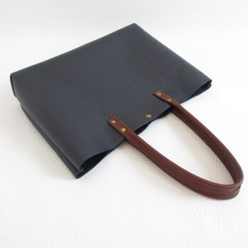 たっぷり収納♪《牛革》A４対応・三角マチヨコ型トート・シュリンク・ネイビー・0527