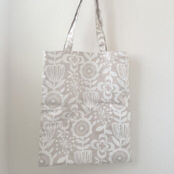 前ポケット付きの大きなトートバッグ