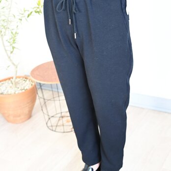 アコーディオンバックポケットのデザインテーパードパンツ