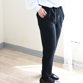 アコーディオンバックポケットのデザインテーパードパンツ