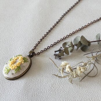 ミモザの彩り　大人のための手刺繍オーバルペンダント