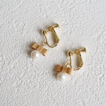 ベージュの革リボンとパールのイヤリング 14kgf