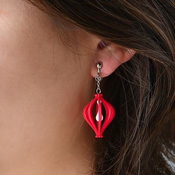 天の川の雫を、そっと耳元に。 Milky Drop - 揺れる雫が愛らしいイヤリング【赤】【金具の変更無料】