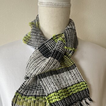 モノトーンと春色のミニマフラー