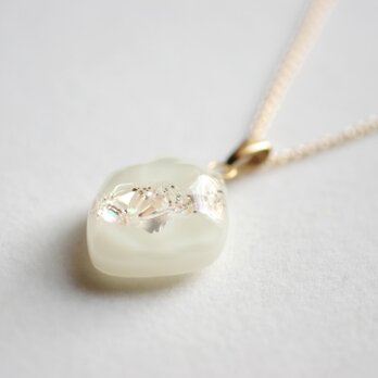 レジンアート　鉱物ペンダント〈窓辺の小鳥〉