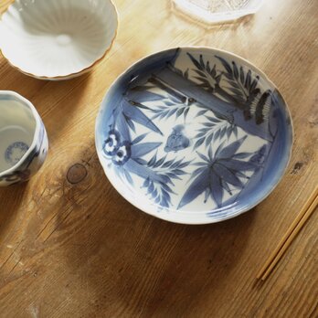 竹林に遊ぶ染付中皿