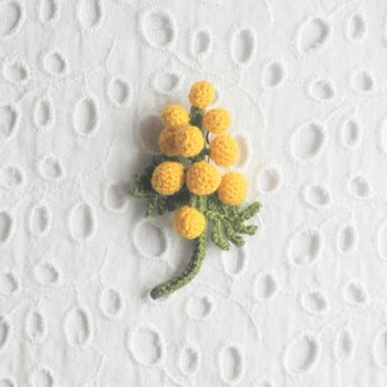 かぎ針で編んだブローチ　ミモザ　軽いコサージュ　刺繍糸２本どり　4