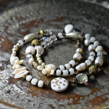 ヴィンテージオーロラビーズ、聖者のビーズ、つぶつぶブラス、淡水パール、多彩ホワイトビーズのネックレス