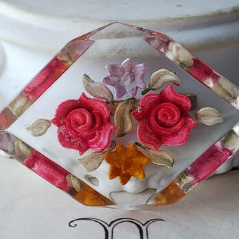 ヴィンテージ　朱色薔薇2輪と藤色､オレンジ色の小花の　ルーサイト製ブローチ