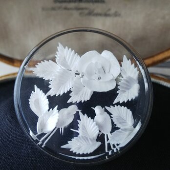 Franceヴィンテージ　鳥と薔薇と葉のルーサイト製ブローチ（約45㎜）