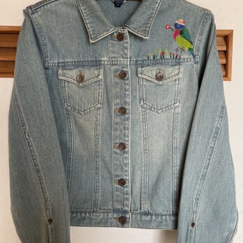 カラフルな小鳥のデニムジャケット