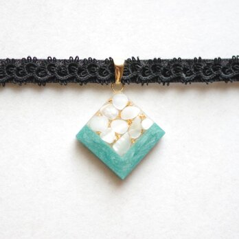 【受注製作】レジンアート　スクエアモチーフとタティングレースとベルベットリボンのチョーカー〈真珠色の声・モスグリーン〉