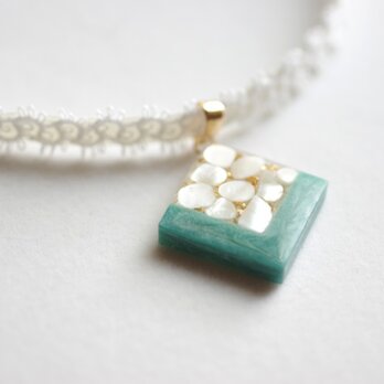 【受注製作】レジンアート　スクエアモチーフとタティングレースとサテンリボンのチョーカー〈真珠色の声・モスグリーン〉