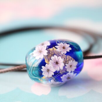 桜のとんぼ玉（ガラス玉）青×水色／金箔入り
