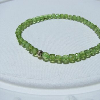 春の若草：ペリドット（キューブカット4mm）のゴムorマグネットブレスレット