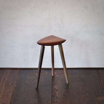 ウォールナット無垢材の3本脚サドルスツール