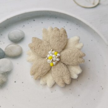 小ぶり、羊毛フェルトの桜ブローチ ＊ 大人シックなベージュと白（入学式・入園式・春のお出かけに）