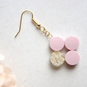 レジンアート　丸を連ねてピアス〈花の便り〉