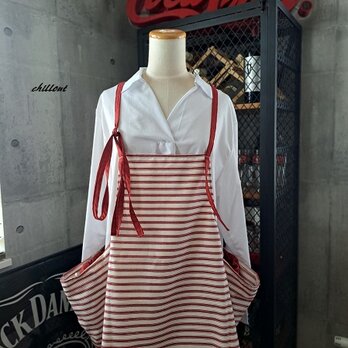 【背中がかわいい】エプロンドレス：レッド：ボーダー【1010】