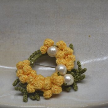 ミモザとパールのブローチ