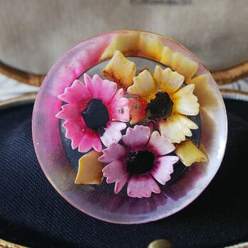 ヴィンテージ　コスモスのようなお花　ルーサイト製ブローチ（約38㎜）