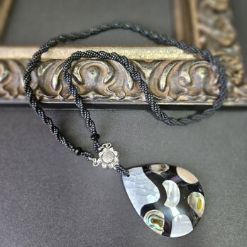 ステッチチェーンとモザイクシェルのペンダント