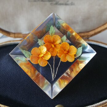 ヴィンテージ　オレンジ色のお花3輪の　ルーサイト製ブローチ