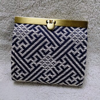 津軽こぎん刺しで仕立てた直線口金のハーフ財布　紺×生成