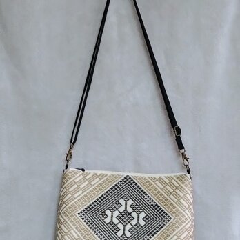 津軽こぎん刺しで仕立てたショルダーバッグ　薄ベージュ×黒、薄カーキグリーン