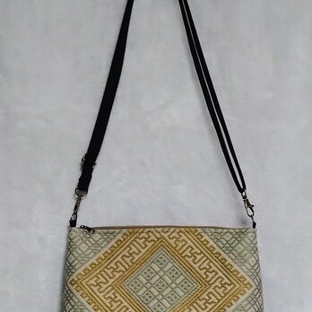 津軽こぎん刺しで仕立てたショルダーバッグ　砂色×渋カラシ、渋カーキ