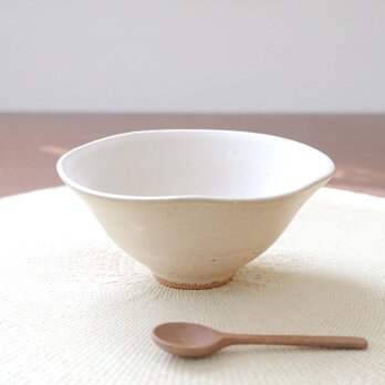 白いマット釉のたわみ碗 ＊ 2