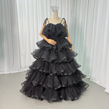 人気上昇！パーティードレス キャミソール ブラック ラッフルフリル 揺らめく裾 披露宴 ボリュームドレス