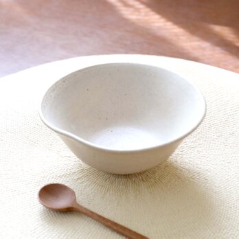 白いマット釉のたわみ碗 ＊ １