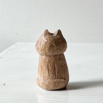 木彫りの小さな小さな猫
