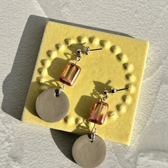 耳元で煌めくチェコビーズの調べ - 本革とビーズの優雅な共鳴