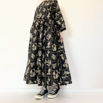 【送料無料】春のブラックワンピース＊野の花柄＊刺繍調の植物標本＊七分袖ゆったりロング丈＊国産コットン100％＊ポケット付