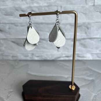 白の雫が描く優雅な瞬間 - 本革モチーフピアス