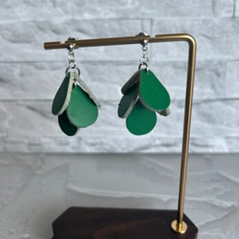 緑の雫が描く優雅な瞬間 - 本革モチーフピアス