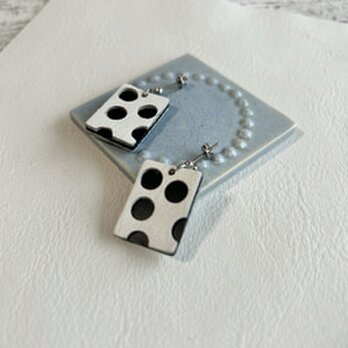 モノクロのエレガンス：本革水玉ピアス