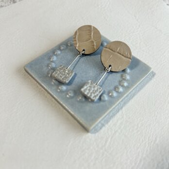 揺れる革のシルエット〜ツートンレザーピアス〜